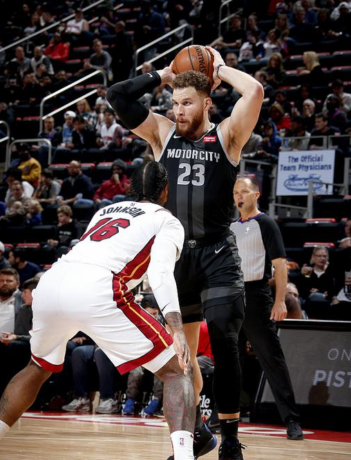 关于法兰克福训练开放日，窗口期回应争议引欢呼，全明星赛在即，轮换策略成焦点的信息