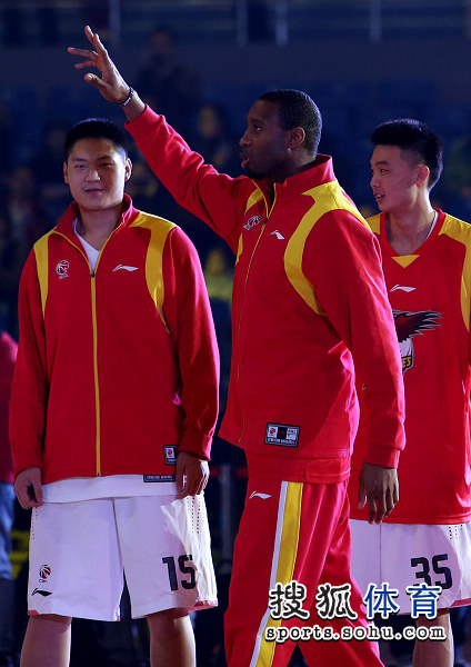 深圳男篮训练开放日；窗口期止住颓势引欢呼；社区盾在即；数据趋势出现新变化(深圳本地新闻今日头条)